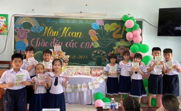 Cô giáo chủ nhiệm Võ Thị Tiên Phước (lớp 2/18 Trường Bùi Thị Xuân) tỉ mỉ làm, giành tặng món quà xinh xắn đến học sinh của mình ↵