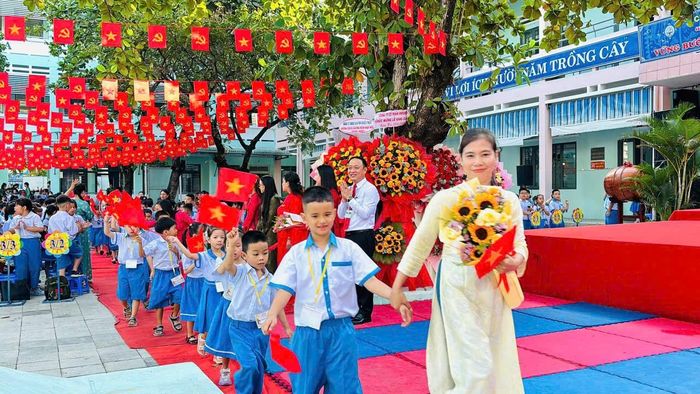 Cô và trò rạng rỡ ngày khai giảng↵