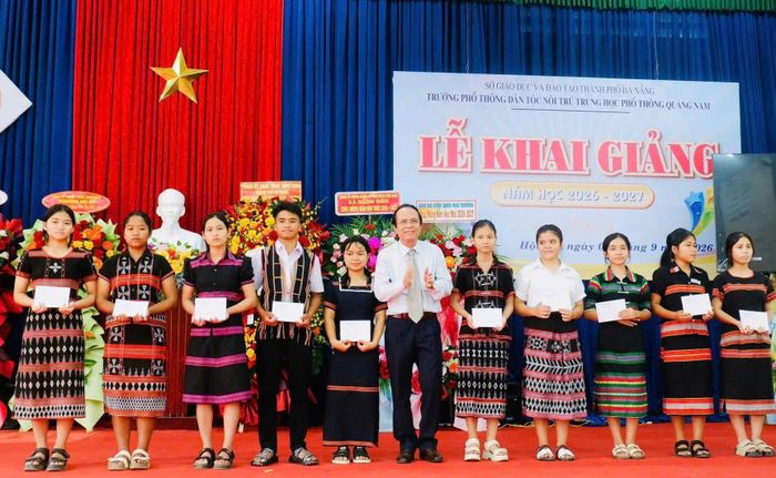 Trao tặng những phần quà, tiếp thêm động lực đến các em học sinh ↵