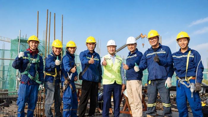 Mô hình đào tạo “cầm tay chỉ việc” ngay tại công trường giúp những người chưa từng biết nghề nhanh chóng làm chủ kỹ thuật và tác phong kỷ luật công nghiệp.