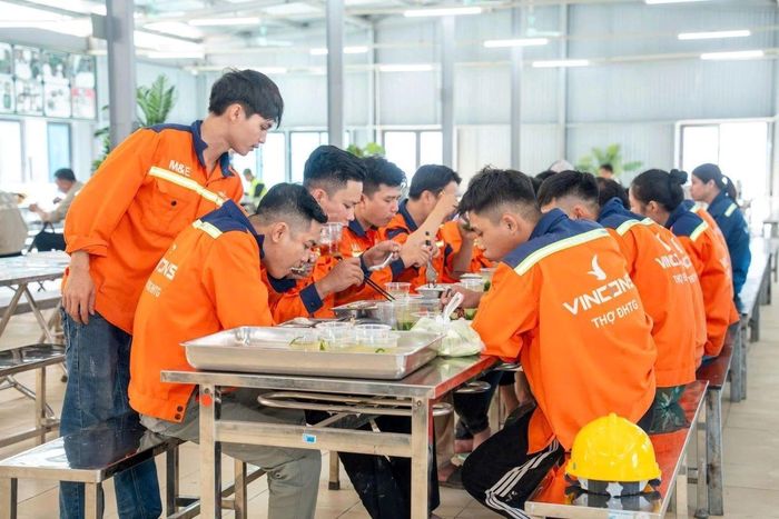 Chính sách đãi ngộ toàn diện, từ ký túc xá tiện nghi đến xe buýt điện đưa đón, cùng lộ trình phát triển rõ ràng giúp người lao động yên tâm gắn bó lâu dài cùng doanh nghiệp.