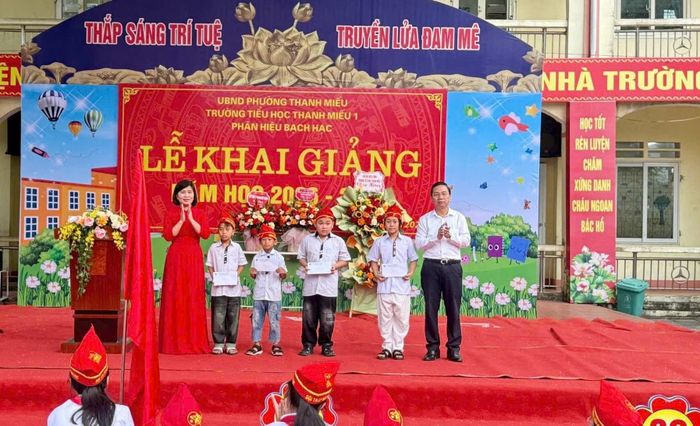 Tặng quà cho các em học sinh