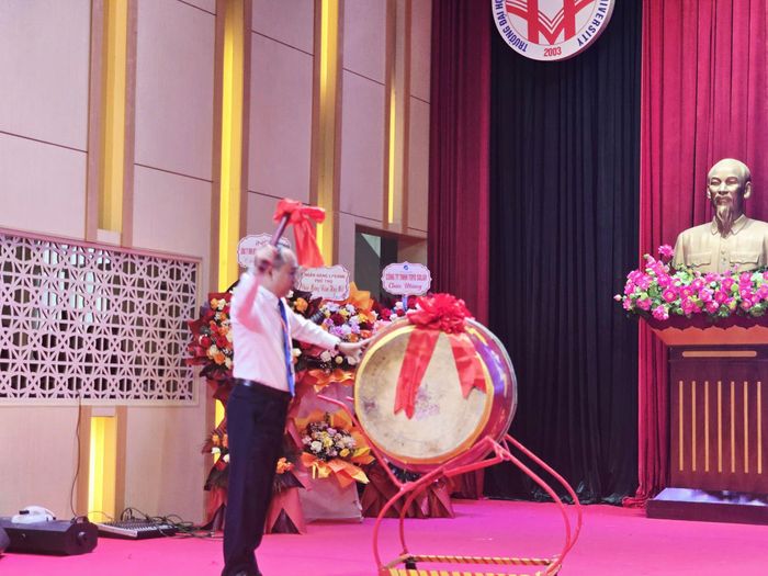 TS. Đỗ Khắc Thanh đánh trống khai giảng năm học mới. Ảnh Trần Thắng
