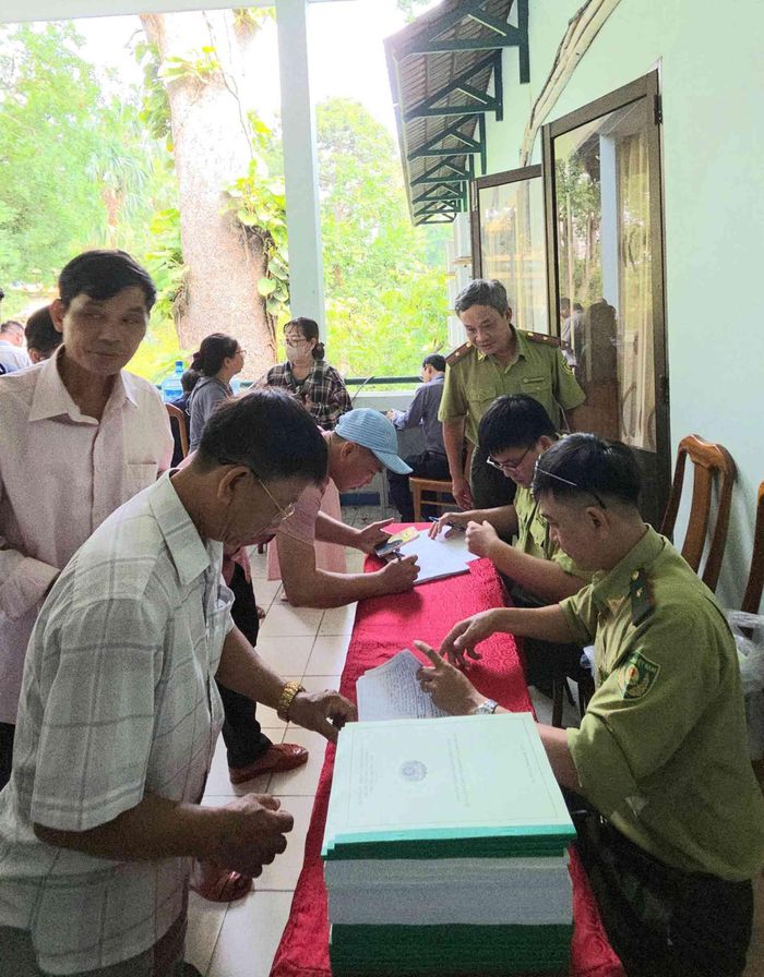 Các cán bộ Kiểm lâm phát tài liệu tuyên truyền, phổ biến pháp luật về quản lý bảo vệ động vật hoang dã cho doanh nghiệp, hộ chăn nuôi tại Hội nghị.