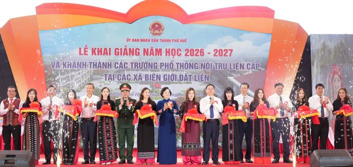 Phó Thủ tướng Chính phủ Phạm Thị Thanh Trà cùng các đại biểu cắt băng khánh thành Trường Phổ thông nội trú Tiểu học và Trung học cơ sở A Lưới 3, TP. Huế