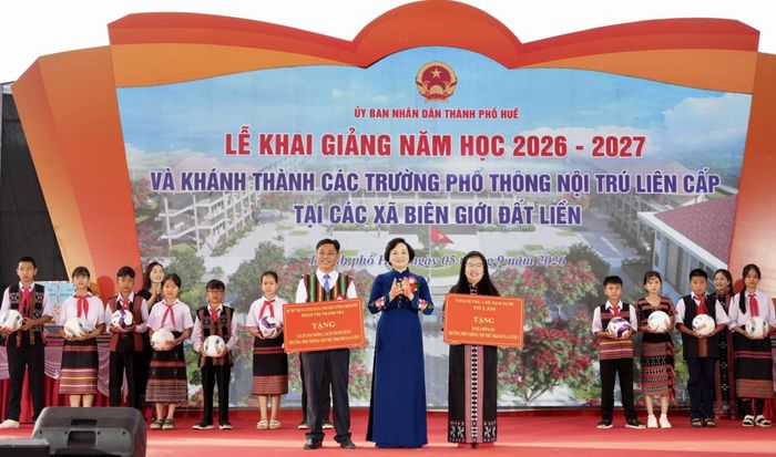 Phó Thủ tướng Chính phủ Phạm Thị Thanh Trà trao các phần quà đến đại diện nhà trường và học sinh.