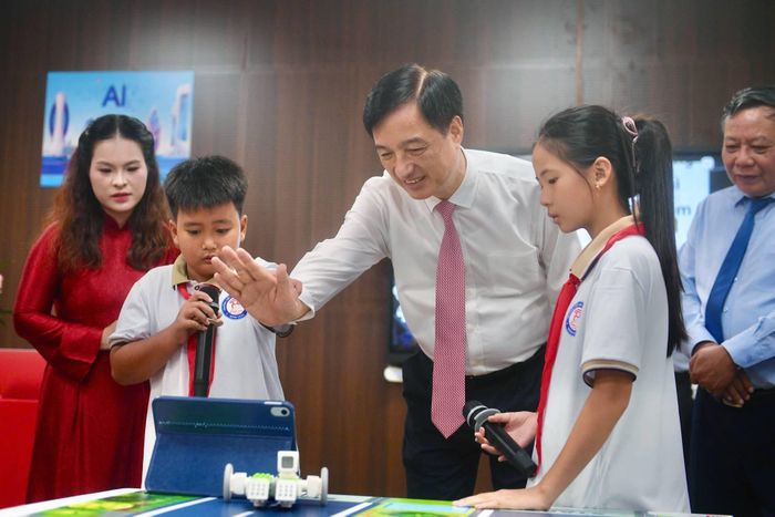  Ủy viên Bộ Chính trị, Bí thư Trung ương Đảng, Trưởng Ban Tổ chức Trung ương Nguyễn Duy Ngọc trao tặng phòng học STEM cho thầy và trò Trường Tiểu học, THCS và THPT Minh Châu. 