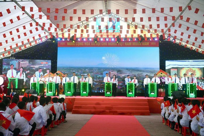  Ủy viên Bộ Chính trị, Bí thư Trung ương Đảng, Trưởng Ban Tổ chức Trung ương Nguyễn Duy Ngọc cùng các lãnh đạo Trung ương và thành phố Hà Nội bấm nút khánh thành Trường Tiểu học, THCS và THPT Minh Châu, khai giảng năm học 2026-2027 tại xã Minh Châu. 