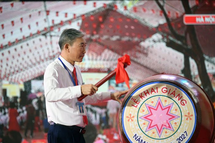  Nhà giáo Đinh Anh Tú - Bí thư Chi bộ, Hiệu trưởng nhà trường - đánh trống khai giảng năm học mới. 
