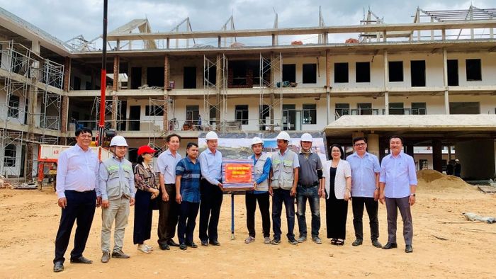 Phó Chủ tịch HĐND thành phố Đà Nẵng Đoàn Ngọc Hùng Anh động viên đơn vị thi công Trường Phổ thông Dân tộc nội trú liên cấp TH-THCS xã Tây Giang. Ảnh: Nghi Thảo 