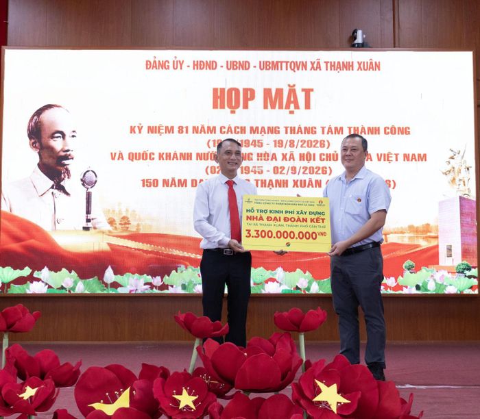 PVCFC trao biểu trưng hỗ trợ 3,3 tỷ đồng xây dựng Nhà Đại đoàn kết tại xã Thạnh Xuân, TP. Cần Thơ. Ảnh: N.Duyên