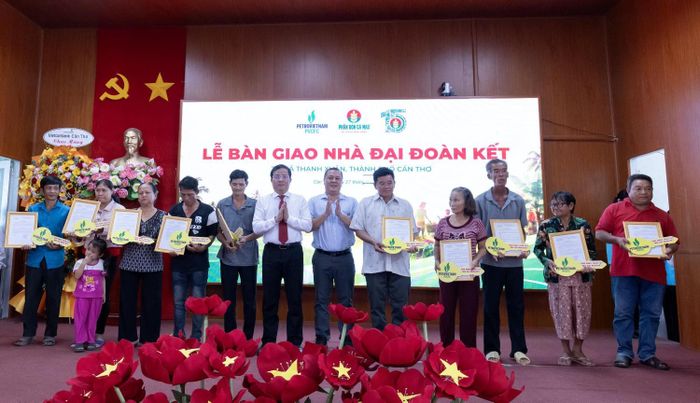 Lãnh đạo TP. Cần Thơ và đại diện PVCFC trao quyết định bàn giao cùng chìa khóa tượng trưng cho các hộ dân nhận Nhà Đại đoàn kết. Ảnh: N.Duyên