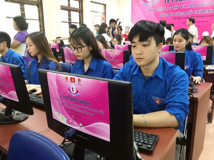 Thí sinh tham dự cuộc thi trực tuyến “Tuổi trẻ học tập và làm theo tư tưởng, đạo đức, phong cách Hồ Chí Minh” năm 2019. Ảnh: Nguyễn Hiếu