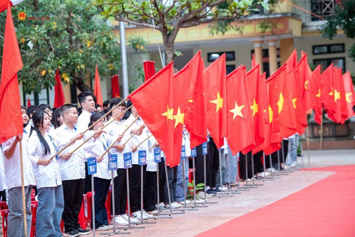 Các em học sinh trường Lê Quý Đôn thực hiện nghi thức chào cờ