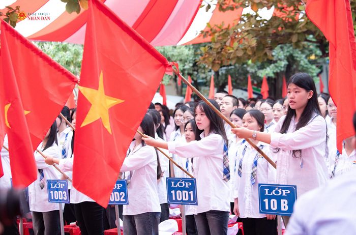 Các em học sinh trường Lê Quý Đôn thực hiện nghi thức chào cờ