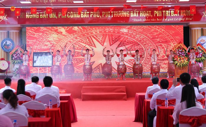 Tiết mục văn nghệ chào mừng năm học mới