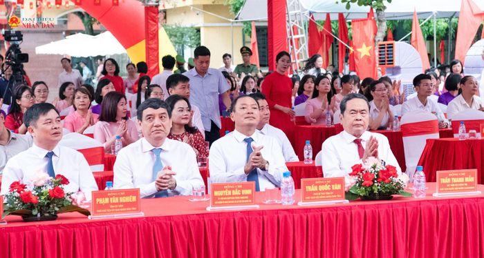 Chủ tịch Quốc hội Trần Thanh Mẫn và các đại biểu dự Lễ khai giảng năm học mới 2026 - 2027 tại điểm cầu Trường THPT Lê Quý Đôn, tỉnh Hưng Yên