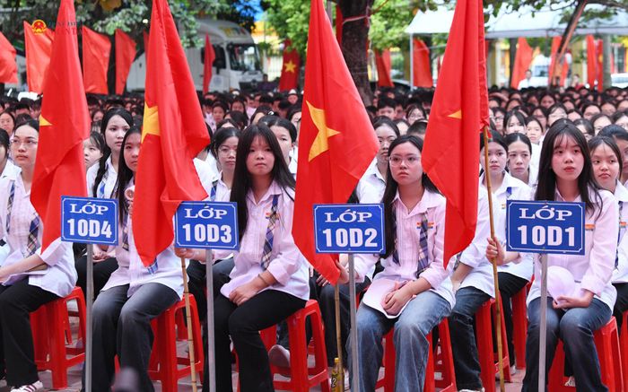 Các em học sinh dự lễ khai giảng