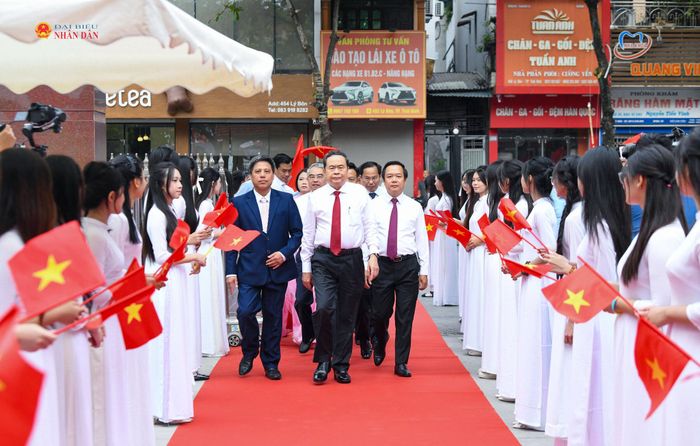 Chủ tịch Quốc hội Trần Thanh Mẫn đến dự Lễ khai giảng năm học mới 2026 - 2027 tại điểm cầu Trường THPT Lê Quý Đôn, tỉnh Hưng Yên. Ảnh: Lâm Hiển