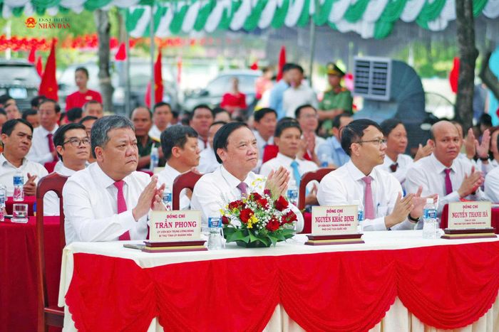 Phó Chủ tịch Quốc hội Nguyễn Khắc Định dự Lễ khai giảng năm học mới tại Trường Phổ thông Dân tộc Nội trú THCS và THPT Pi Năng Tắc, xã Bác Ái Đông, tỉnh Khánh Hòa. Ảnh: Văn Lệ