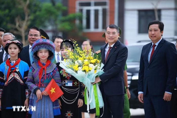 Thủ tướng Chính phủ Lê Minh Hưng đến dự Lễ khai giảng năm học 2026-2027 tại Trường Phổ thông nội trú Mường Khương, xã Mường Khương, tỉnh Lào Cai. Ảnh: Dương Giang/TTXVN