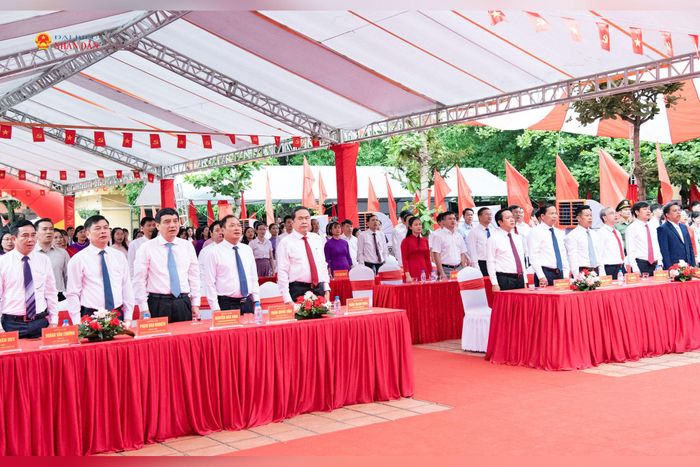 Chủ tịch Quốc hội Trần Thanh Mẫn và đại biểu thực hiện nghi thức chào cờ. Ảnh: Lâm Hiển