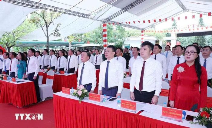 Ủy viên Bộ Chính trị, Thường trực Ban Bí thư Trần Cẩm Tú và các đại biểu thực hiện nghi lễ chào cờ. Ảnh: Phương Hoa/TTXVN