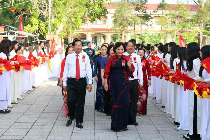 Phó Chủ tịch Quốc hội Nguyễn Thị Hồng đến dự Lễ khai giảng năm học mới 2026 - 2027 tại Trường THCS và THPT Ngã Sáu, TP. Cần Thơ. Ảnh: Vũ Châu