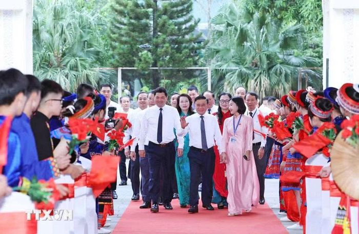 Ủy viên Bộ Chính trị, Thường trực Ban Bí thư Trần Cẩm Tú đến dự Lễ khai giảng tại điểm cầu Trường Phổ thông Dân tộc Nội trú tỉnh Bắc Ninh. Ảnh: Phương Hoa/TTXVN