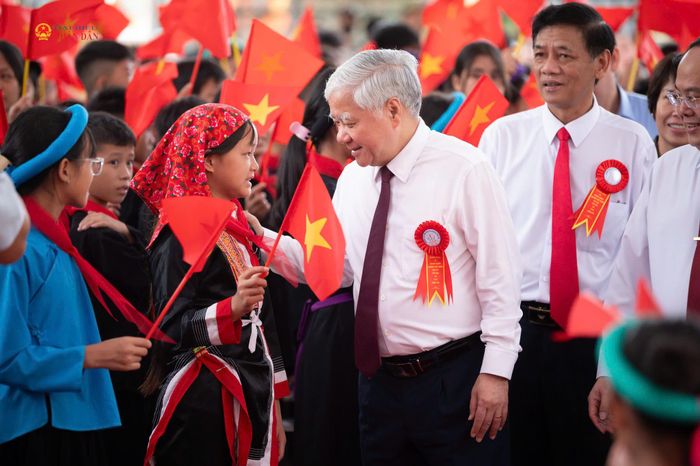 Phó Chủ tịch Thường trực Quốc hội Đỗ Văn Chiến dự Lễ khai giảng và khánh thành Trường Phổ thông nội trú Tiểu học và THCS Bình Liêu, tỉnh Quảng Ninh. Ảnh: Phạm Thắng
