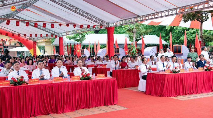 Chủ tịch Quốc hội Trần Thanh Mẫn và các đại biểu dự Lễ khai giảng năm học mới 2026 - 2027 tại điểm cầu Trường THPT Lê Quý Đôn, tỉnh Hưng Yên. Ảnh: Lâm Hiển