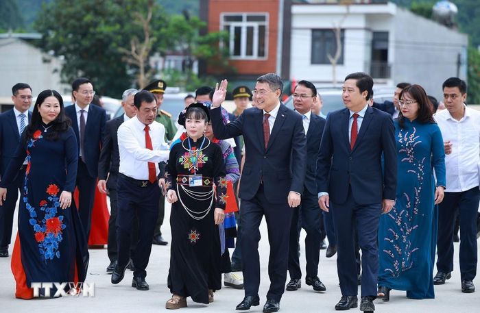 Thủ tướng Chính phủ Lê Minh Hưng đến dự Lễ khai giảng năm học 2026-2027 tại Trường Phổ thông nội trú Mường Khương, xã Mường Khương, tỉnh Lào Cai. Ảnh: Dương Giang/TTXVN