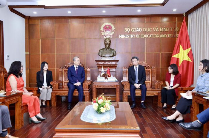 Thứ trưởng Bộ GD-ĐT Phạm Quang Hưng tiếp Giáo sư Yang O-Bong, Chủ tịch Đại học Quốc gia Jeonbuk, Hàn Quốc ngày 26/8. Hai bên tập trung trao đổi về hợp tác đào tạo, nghiên cứu trong lĩnh vực bán dẫn, AI và mở rộng cơ hội học tập cho sinh viên Việt Nam tại Hàn Quốc. Ảnh: Bộ GD-ĐT