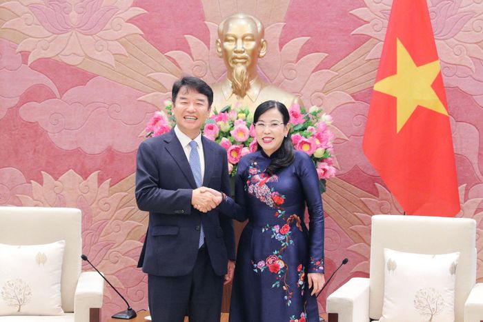 Ủy viên Trung ương Đảng, Chủ nhiệm Ủy ban Khoa học, Công nghệ và Môi trường Nguyễn Thanh Hải tiếp Chủ tịch Nhóm nghị sĩ hữu nghị Hàn Quốc – Việt Nam Moon Jin Seog, ngày 29/6. Ảnh: Hồ Long
