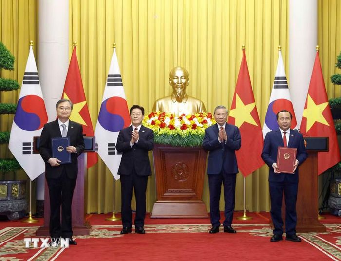 Tổng Bí thư, Chủ tịch nước Tô Lâm và Tổng thống Hàn Quốc Lee Jae Myung chứng kiến lễ trao Khung Kế hoạch tổng thể hợp tác về Khoa học, Công nghệ và Đổi mới sáng tạo Việt Nam-Hàn Quốc giữa Bộ Khoa học và Công nghệ Việt Nam và Bộ Khoa học Công nghệ thông tin và Truyền thông Hàn Quốc. Ảnh: Thống Nhất/TTXVN