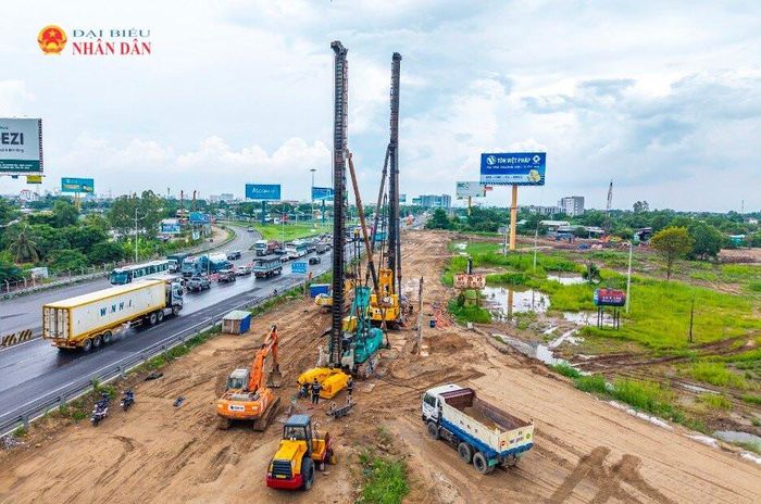 Máy móc, thiết bị đã được tập kết tại công trường nhưng chỉ có thể hoạt động trong phần mặt bằng hẹp đã được giải phóng từ giai đoạn trước
