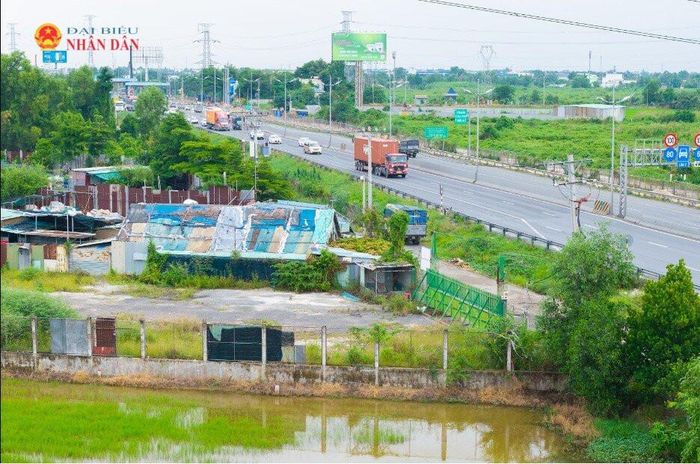 Nhà dân, đường điện trung thế, hệ thống biển báo và bano quảng cáo chằng chịt nên các nhà thầu không thể tổ chức thi công xử lý nền đất yếu, mở rộng nền đường
