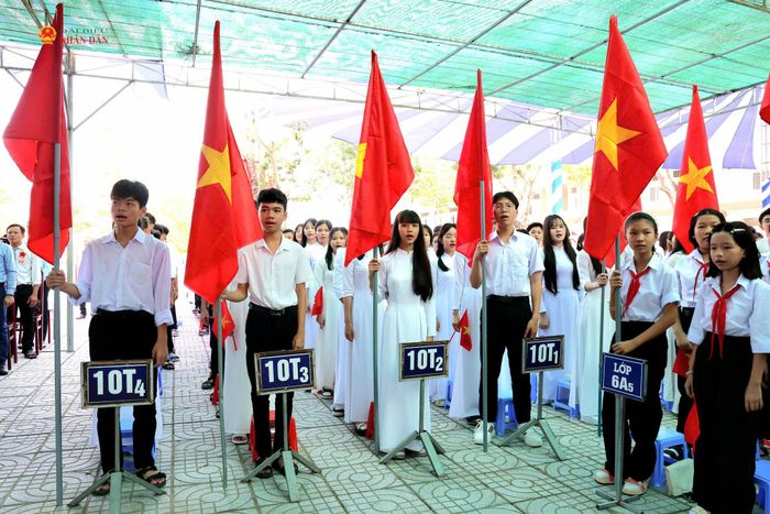 Các em học sinh trường THPT Ngã Sáu nô nức bước vào năm học mới