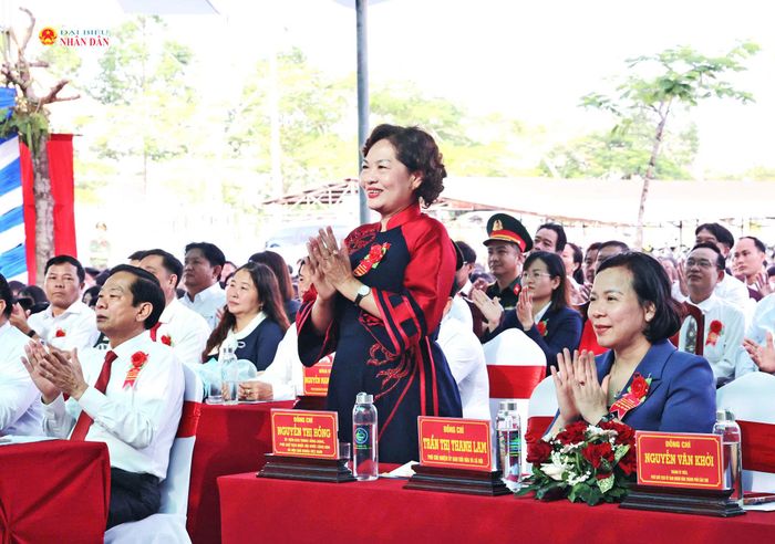 Phó Chủ tịch Quốc hội Nguyễn Thị Hồng dự Lễ khai giảng tại Trường THCS và THPT Ngã Sáu, TP. Cần Thơ