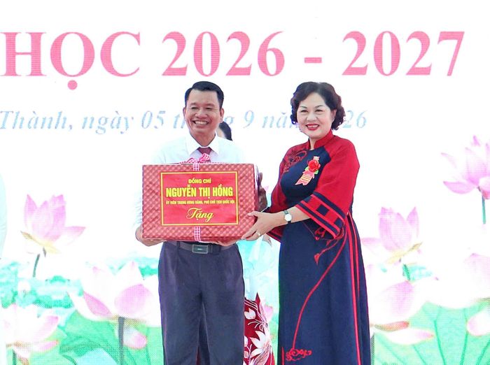 Phó Chủ tịch Quốc hội Nguyễn Thị Hồng tặng quà chúc mừng thầy trò Trường THCS và THPT Ngã Sáu, TP. Cần Thơ