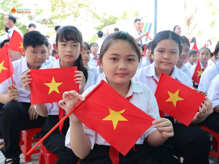 Ngành giáo dục Cần Thơ đã huy động 1,7 tỷ đồng từ nguồn xã hội hóa để hỗ trợ học sinh chuẩn bị năm học mới