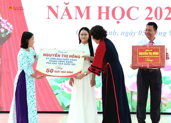 Phó Chủ tịch Quốc hội Nguyễn Thị Hồng tặng học bổng cho các em học sinh Trường THCS và THPT Ngã Sáu, TP. Cần Thơ
