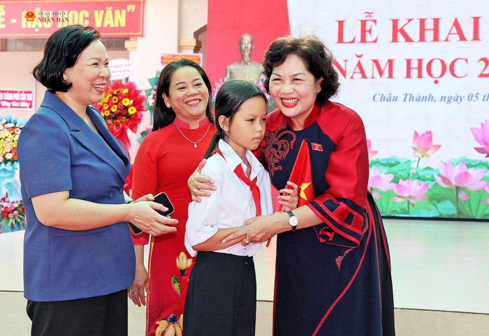 Phó Chủ tịch Quốc hội Nguyễn Thị Hồng ân cần thăm hỏi các em học sinh