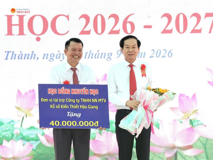 Bí thư Thành ủy TP. Cần Thơ Đỗ Thanh Bình trao học bổng khuyến học cho Ban giám hiệu trường