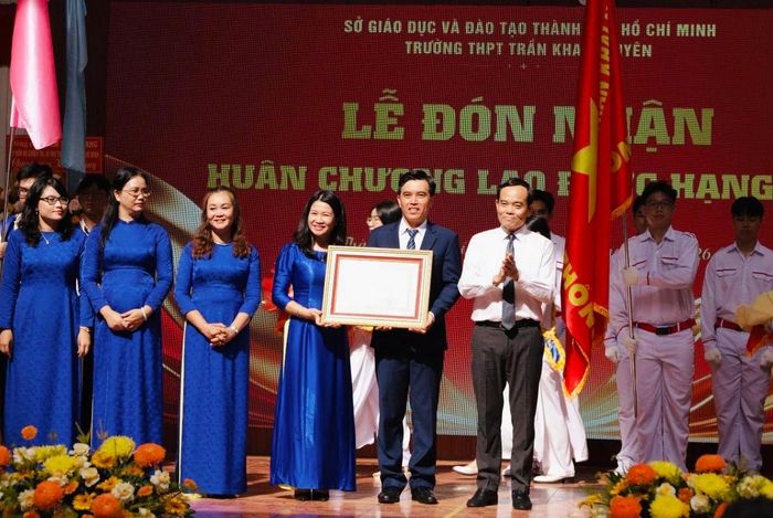 Bí thư Thành ủy TP. Hồ Chí Minh Trần Lưu Quang trao Huân chương Lao động hạng Nhì đến tập thể giáo viên, học sinh Trường THPT Trần Khai Nguyên