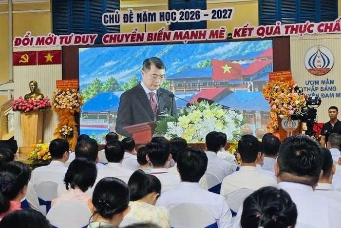 Học sinh điểm Trường THPT Trần Khai Nguyên dự phần lễ chung toàn quốc của Lễ khai giảng năm học mới