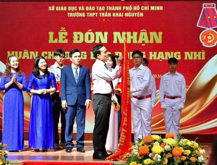 Bí thư Thành ủy TP. Hồ Chí Minh Trần Lưu Quang trao Huân chương Lao động hạng Nhì cho Trường THPT Trần Khai Nguyên