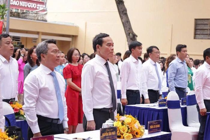 Bí thư Thành ủy TPHCM Trần Lưu Quang cùng các đại biểu thực hiện nghi lễ Chào cờ