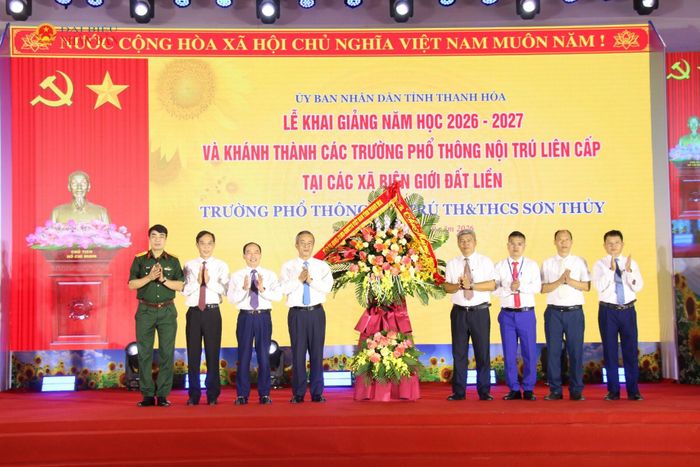 Lãnh đạo tỉnh Thanh Hóa chúc mừng Ban giám hiệu Trường phổ thông nội trú Tiểu học và THCS Sơn Thủy, xã Sơn Thủy, tỉnh Thanh Hóa. Ảnh: Đắc Trường