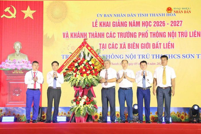 Phó Chủ tịch Quốc hội, Thượng tướng Nguyễn Doãn Anh chúc mừng Ban giám hiệu Trường phổ thông nội trú Tiểu học và THCS Sơn Thủy, xã Sơn Thủy, tỉnh Thanh Hóa. Ảnh: Đắc Trường